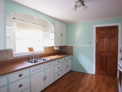 KITCHEN W/LOTS OF COUNTER & CUPBOARD SPACE.