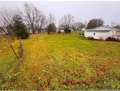 607 Berkey St, Salem, IN 47167 - photo 3