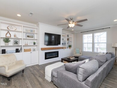 033_601_grand_central_st_living_rm