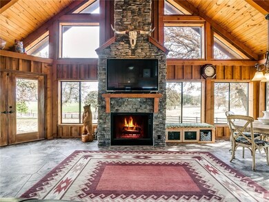Second living area with 2 separate entrances leadi