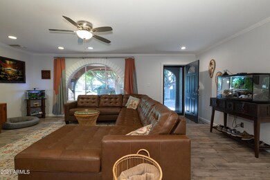 725_N_Grand_Living