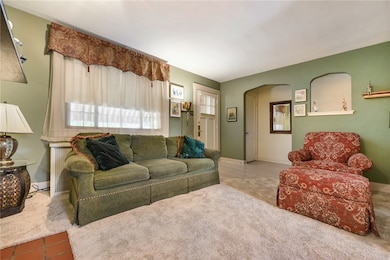 Great-sizted room for entertaining or just enjoyin