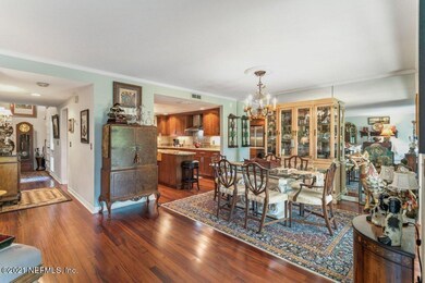 Dining to kitchen
