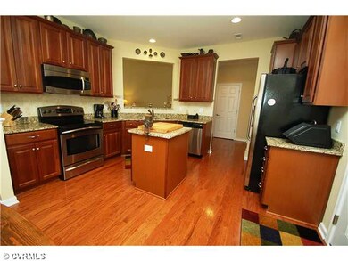 Kitchen - Upgraded eat-in kitchen features 42  cab