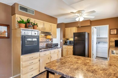 10405 W Kingswood Cir-large-008-11-Kitch