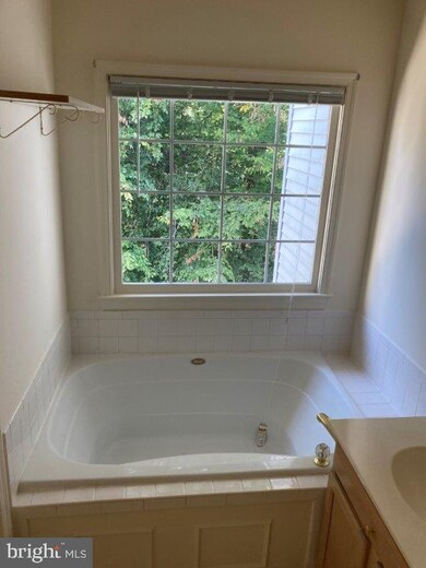 3104 Sutherland Hill Ct, Fairfax, VA 22031 - photo 7