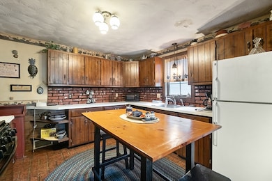 78 Blaine St, Springfield, MA 01108 - photo 4