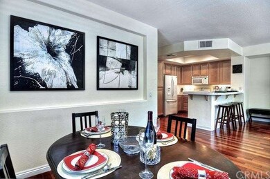 Open floorplan of dining room and kitchen
