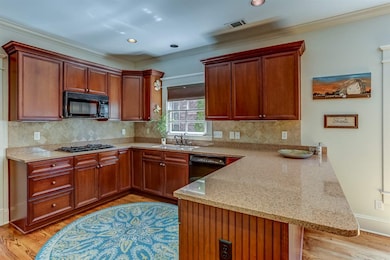 Granite, Double Ovens, Microwave, Huge Walk In Pan