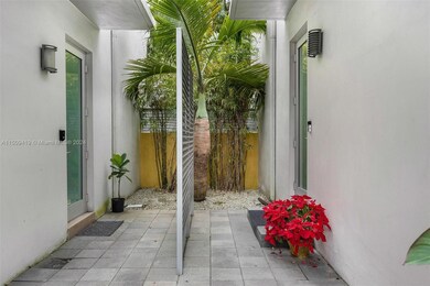 Detached unit with side entrance