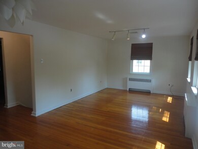 302 W Elkinton Ave, Chester, PA 19013 - photo 4