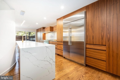 283 Locust St, Philadelphia, PA 19106 - photo 4