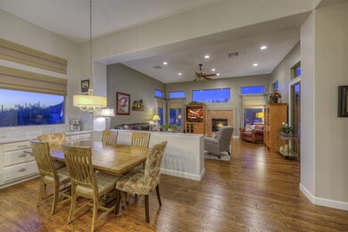 8718006_Casual Dining and Family Room