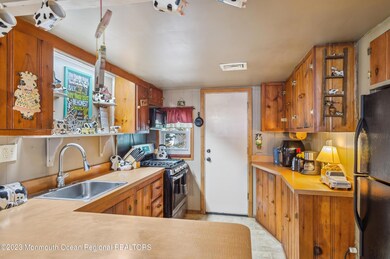 07_903BeachBlvd_177001_Kitchen_HiRes