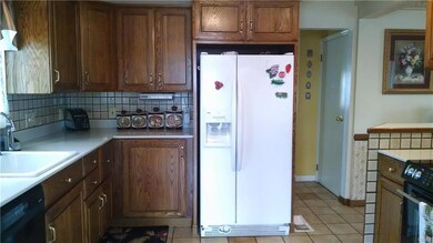 Plenty of counter space, Refrigerator Stays