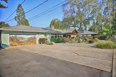 954 NE 9th St, Grants Pass, OR 97526 - photo 2