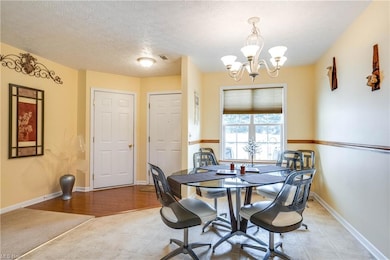 Foyer plus view of the eat in area