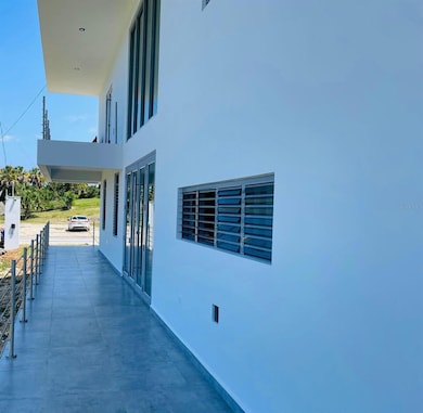 PORCH & BALCONY LOOKIN TO OCEAN