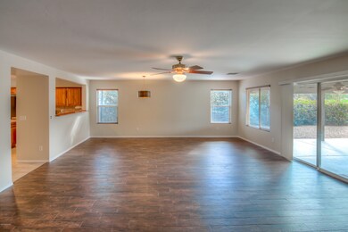 6 Living Room photo b
