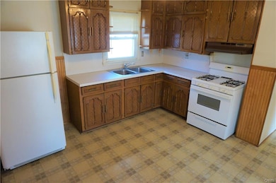 Cupboards from floor to ceiling and a gas range - 