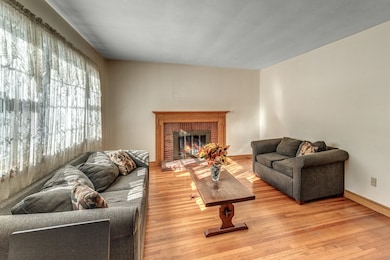 15 Utica St, Woburn, MA 01801 - photo 4