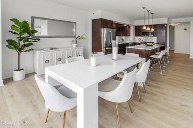 Dining & Kitchen