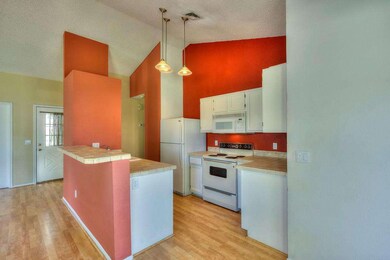 Breakfast Bar and Kitchen