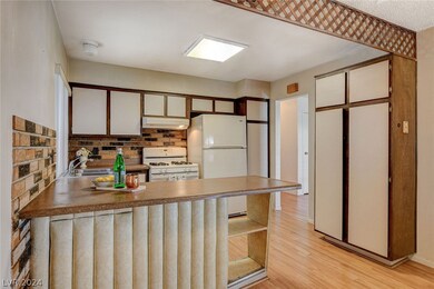 Vert nice kitchen layout