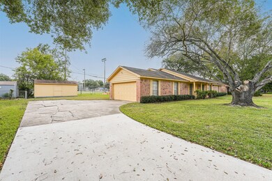 1517 Alta Vista Dr, Alvin, TX 77511 - photo 2