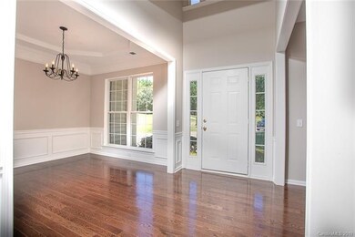 Entry hall w. dining room to the left