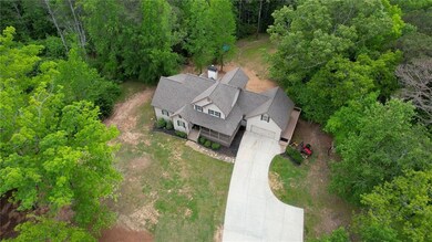 Birds eye view of property featuring a forest view