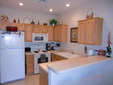 U-shape Kitchen with Breakfast Bar
