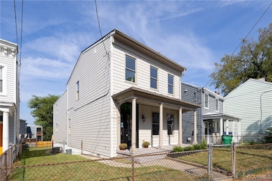 View of front facade featuring a front lawn and a