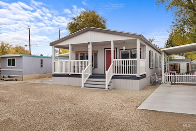 Manufactured / mobile home with covered porch