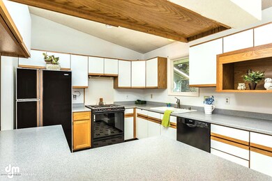 2720 Lexington Circle-large-003-Kitchen-