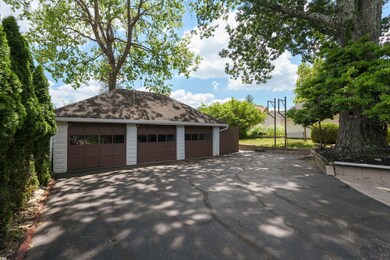 Broadview-3 Car Garage b