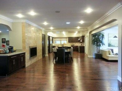Long Eating Area, Can accomodate Ten Foot Dining t