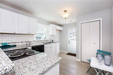 ABSOLUTELY GORGEOUS KITCHEN!!!!! TONS of counter s