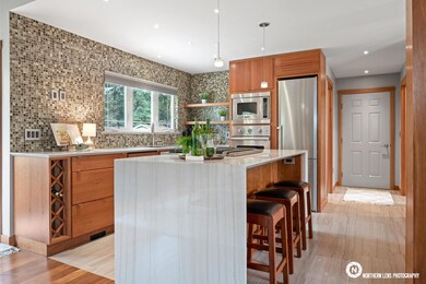 CUSTOM KITCHEN & CABINETRY