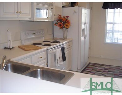 Kitchen. Double sinks, dishwasher, microwave, refr