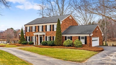Southern elegance by the water...