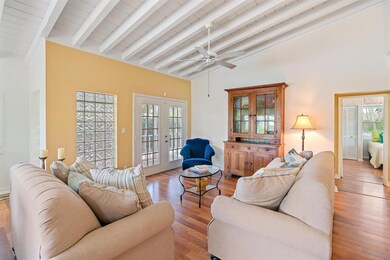 6 - Living Room 3