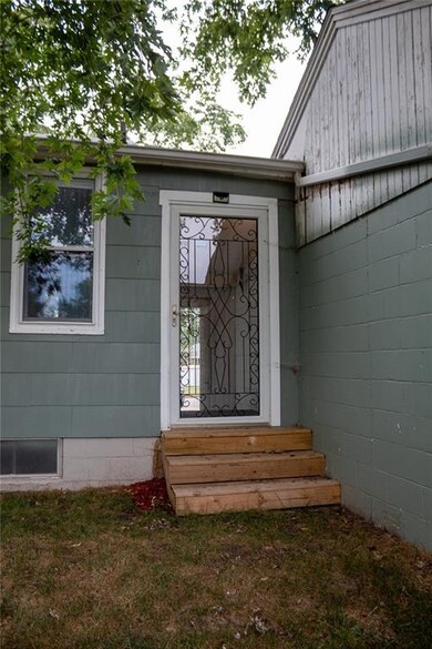 517 W 5th St S, Newton, IA 50208 - photo 5