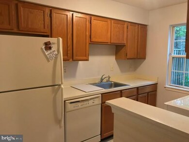 15641 Ambiance Dr, North Potomac, MD 20878 - photo 4