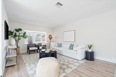 OVERSIZED LIVING ROOM