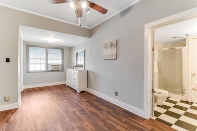 bedroom with full bath