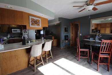 Breakfast bar & dining area