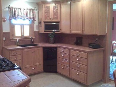Kitchen CUSTOM CABINETS AMONG THE MANY FEATURES OF