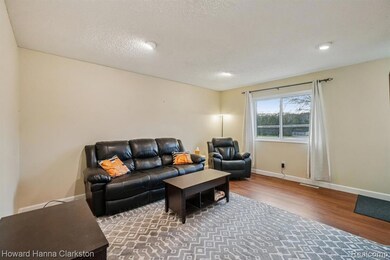 7220 Bluewater Dr unit 141, Clarkston, MI 48348 - photo 3