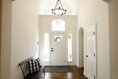 Spacious foyer, 2 beds and pullman through arch to